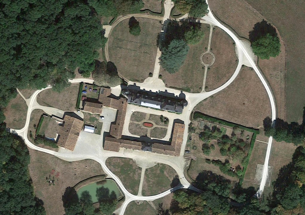 Domaine Des Piliers Fontaine Le Comte Mariage chateau des Piliers à Fontaine le Comte, inscrit MH en 1991