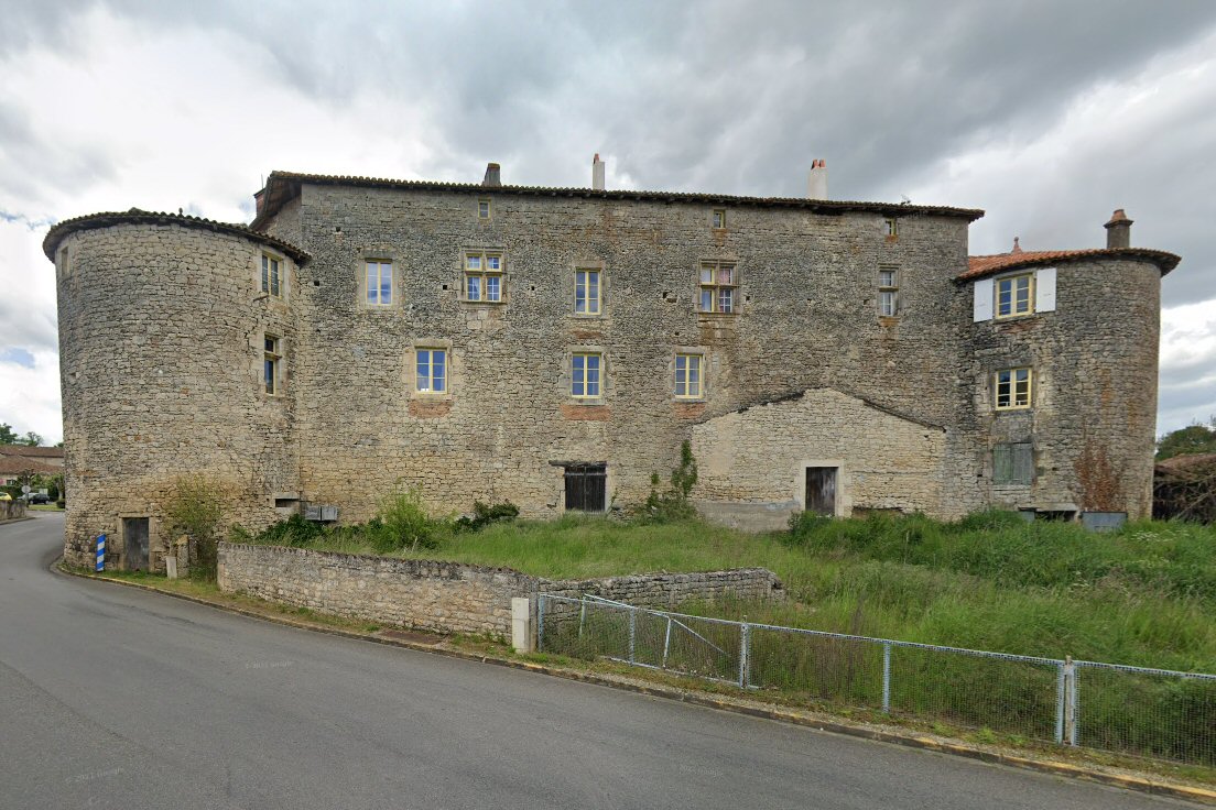chateau de Champagne Mouton, très dénaturé par un hangar