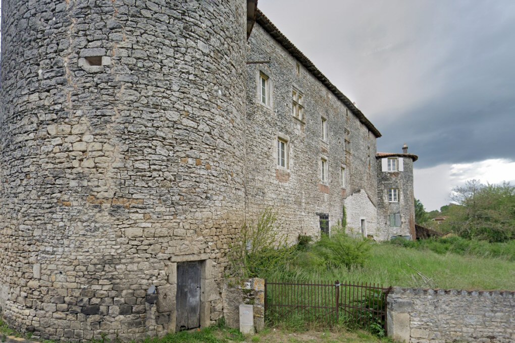 chateau de Champagne Mouton, très dénaturé par un hangar