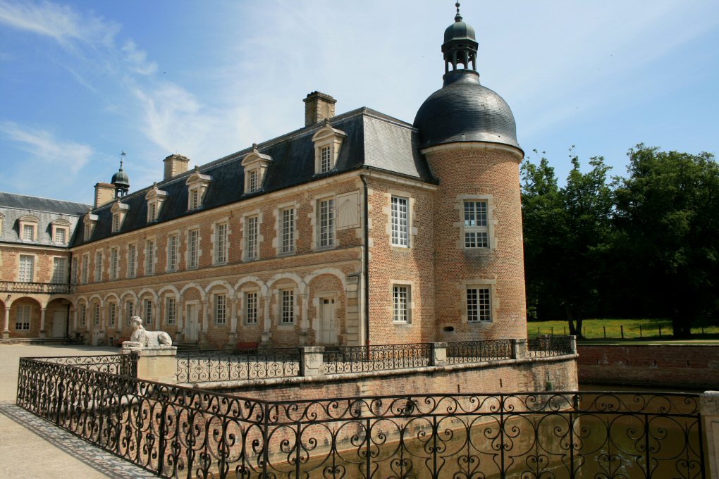 chateau de Pierre de Bresse, de la Bresse bourguignonne chateau de Pierre de Bresse, de la Bresse bourguignonne