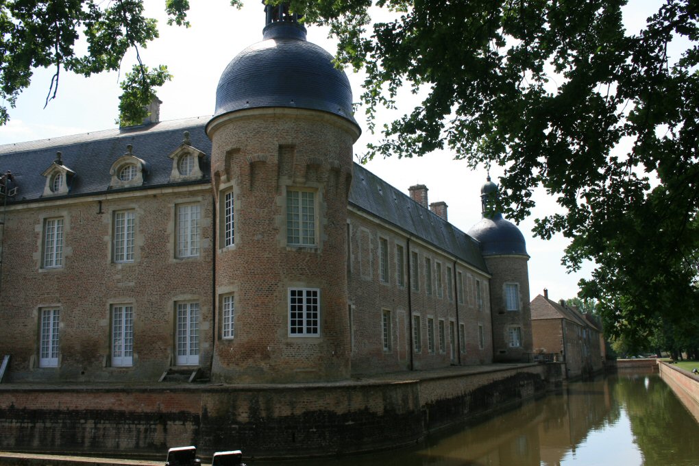 chateau de Pierre de Bresse, de la Bresse bourguignonne chateau de Pierre de Bresse, de la Bresse bourguignonne
