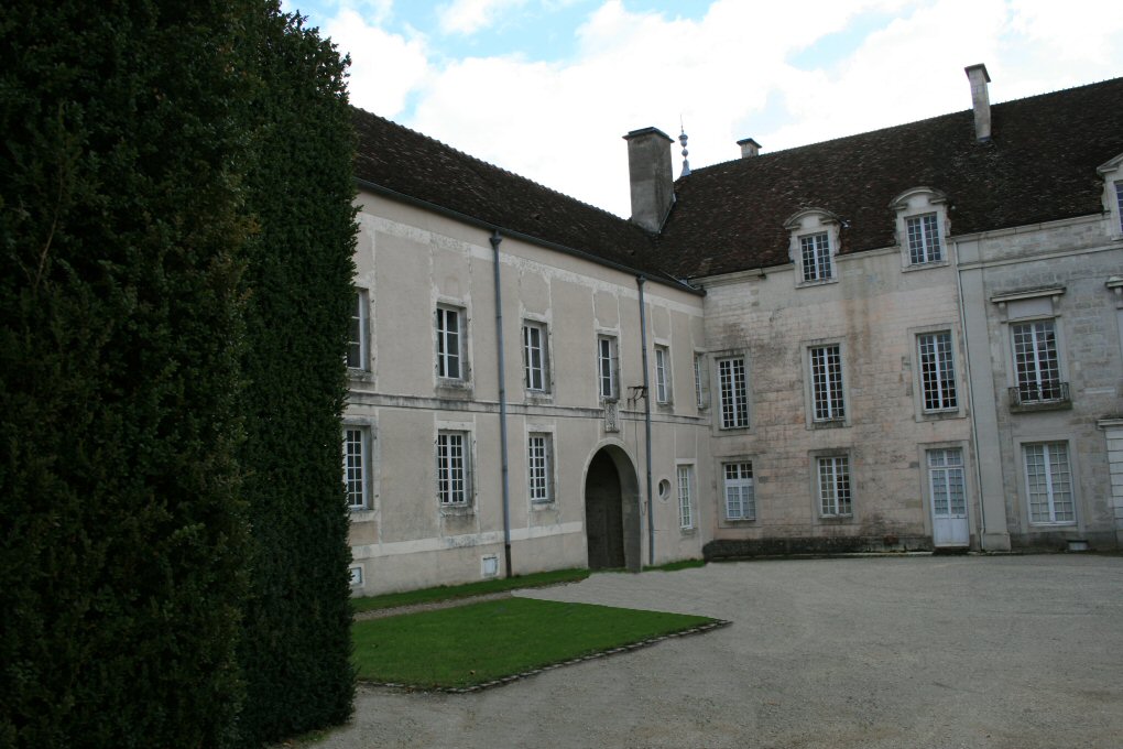 chateau de Saint Seine sur Vingeanne, au centre du bourg