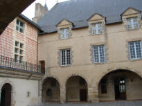 ch�teau de Villeneuve cour int�rieure