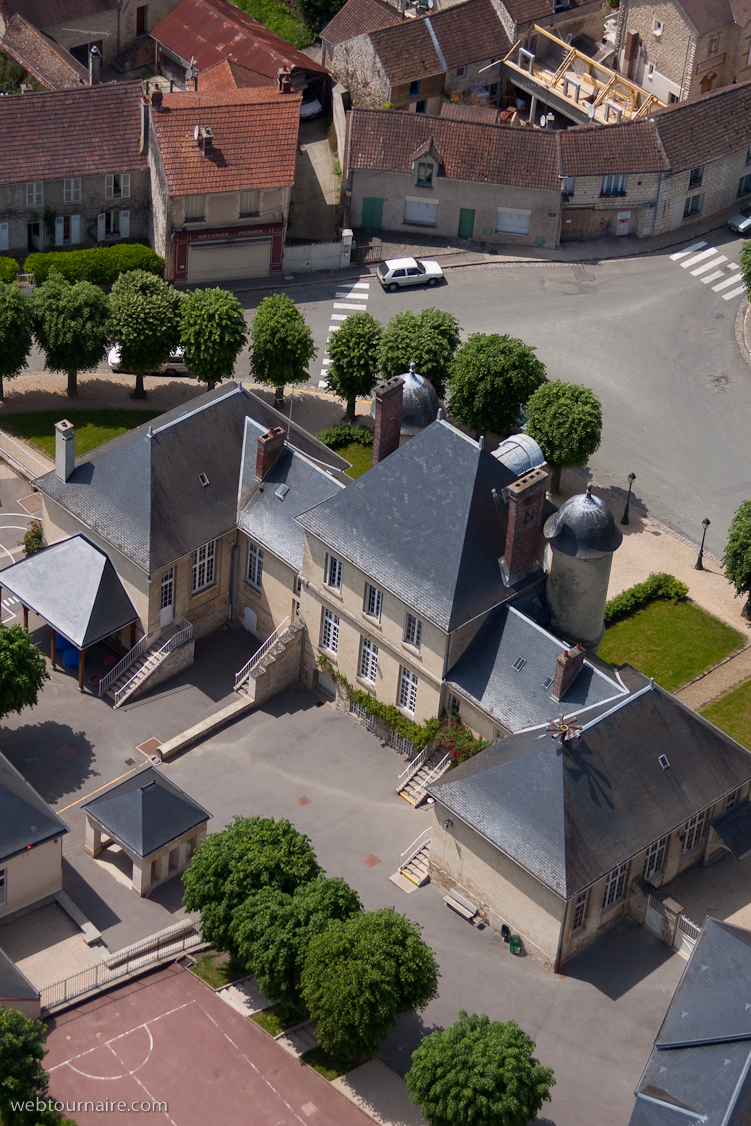 château de NesleslaVallée, communs et vestiges