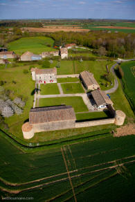 logis de Bouhas � Lezay