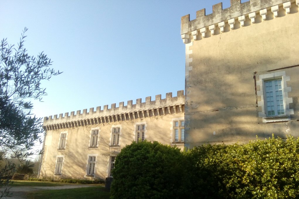 chateau de Touvérac, tour carrée et échauguette