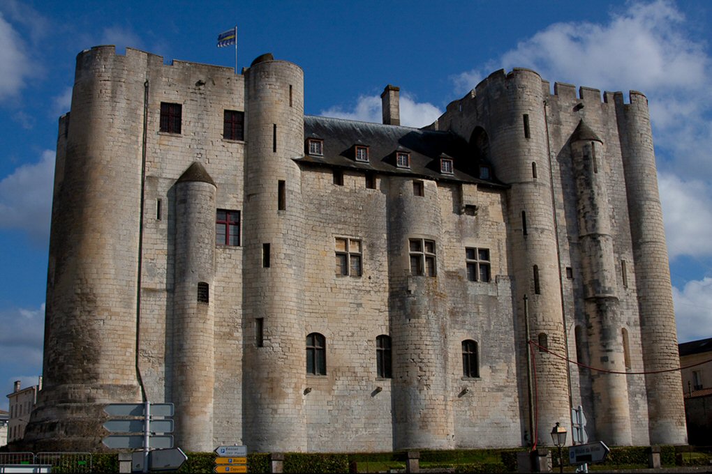 RÃ©sultat de recherche d'images pour "chateau fort de niort"