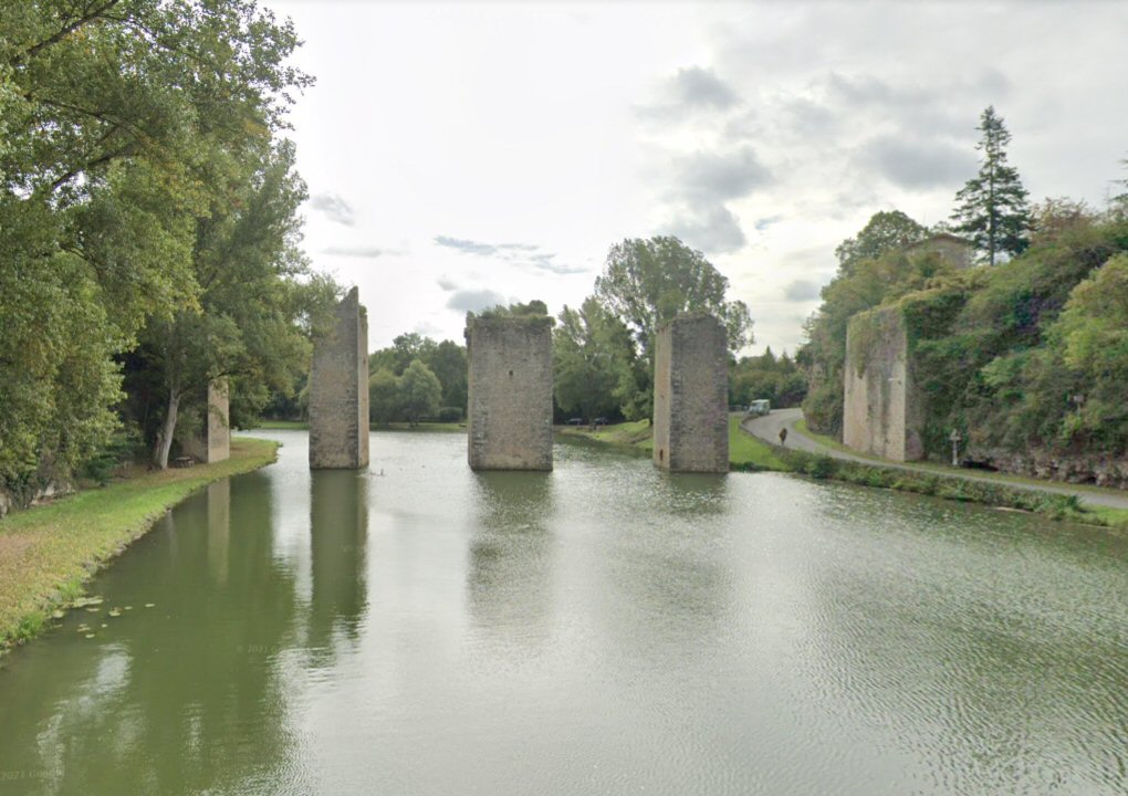 chateau de Lussac les Châteaux propriété de la commune